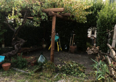 Huis heeft een privé tuin van 100 m2 en bestaat uit 3 verdiepingen met 2 kelders, entree, keuken, eetkamer, woonkamer, badkamer, 2 slaapkamers en studio met slaapkamer. Alle nutsvoorzieningen zijn aanwezig. Een ideale vakantiewoning met voorzieningen op loopafstand.