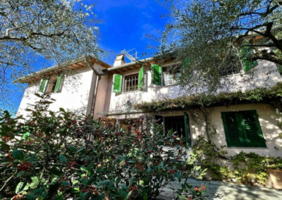 Villa with 2 apartments nearby Lucca