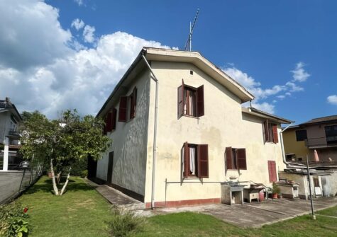 Detached house in Barga