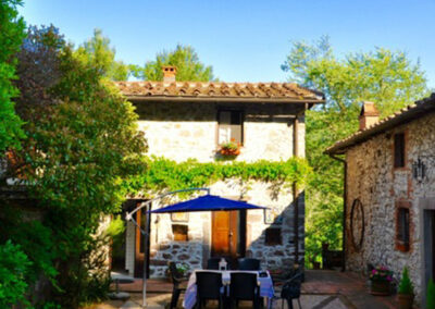 Farmhouse with guesthouse lucca