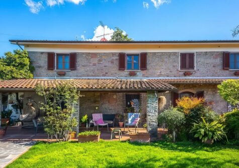 Tuscan farmhouse with guesthouse