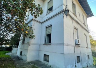 Villa front of wall Lucca