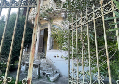 Villa front of wall Lucca