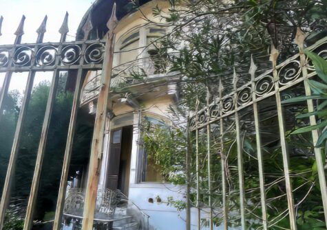 Villa front of wall Lucca
