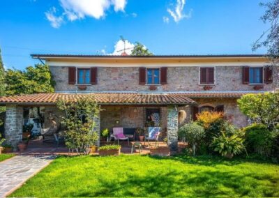 Tuscan farmhouse with guesthouse