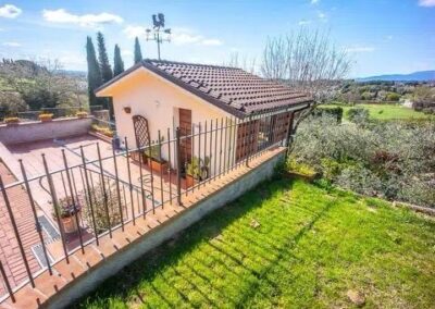 Tuscan farmhouse with guesthouse
