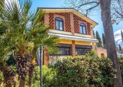 Tuscan farmhouse with guesthouse