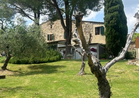 Farmhouse with beautiful view in province of Siena