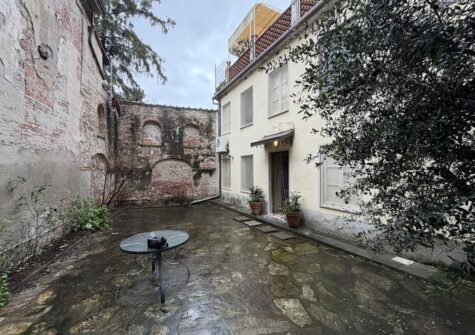 Historic center Lucca apartment with privat garden