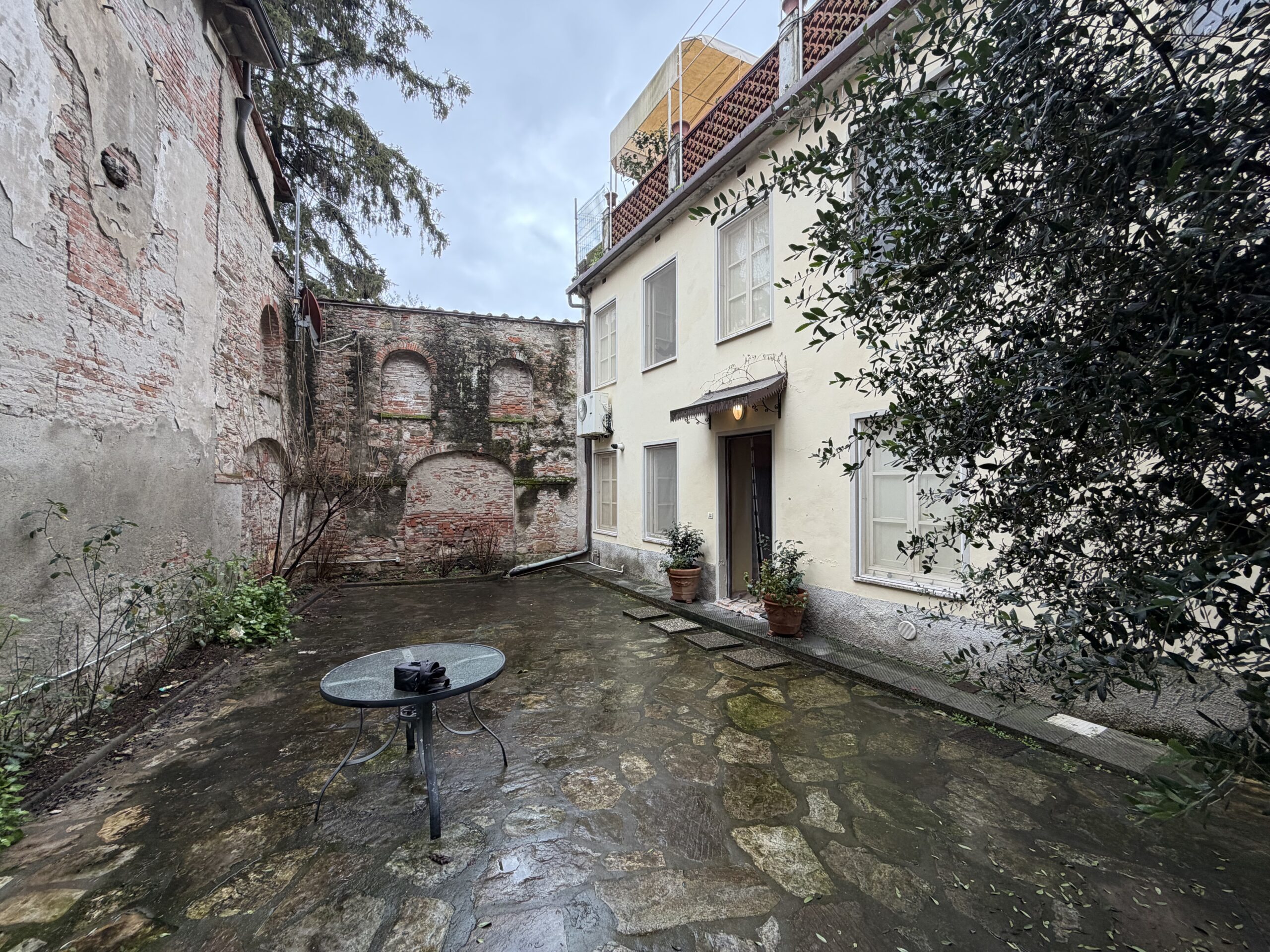 Historic center Lucca apartment with privat garden