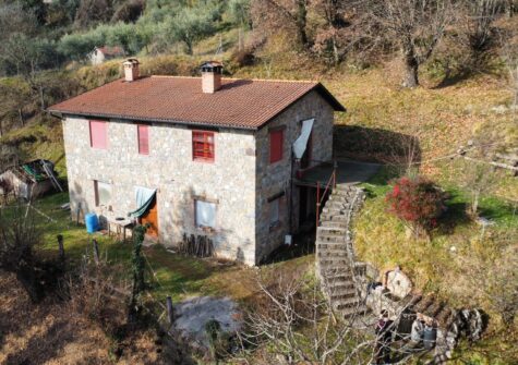 Independent stone-house with land for sale