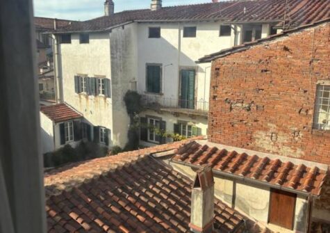 Historic center lucca renovated apartment near piazza San Michele