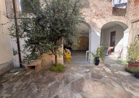 Historic center Lucca Apartment with privat garden & parking