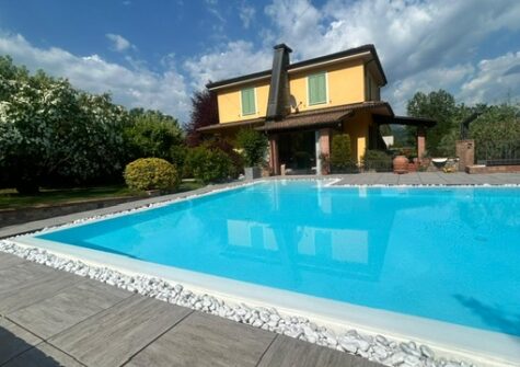 Exceptional Tuscan Property infinity pool and 3 guesthouses to rent out in Galicano