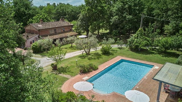 AUTHENTIC 18TH-CENTURY TUSCAN FARMHOUSE – PRIVATE POOL, LAKE & 4 HECTARES OF LAND